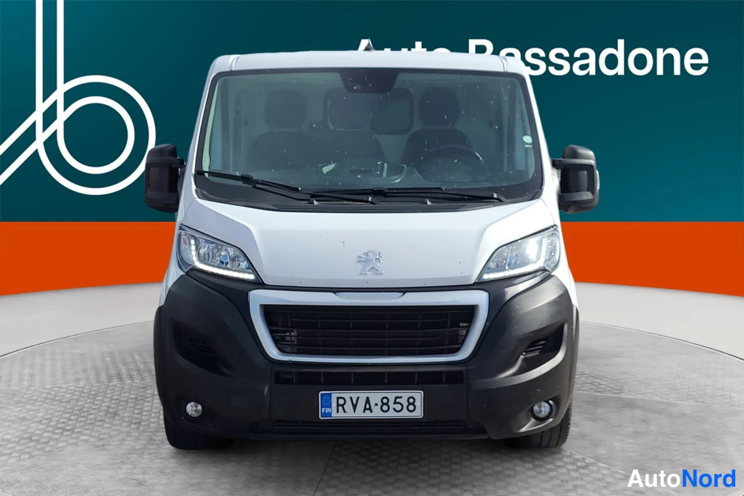 Valkoinen Peugeot Boxer 2023, edestä, kuva 4