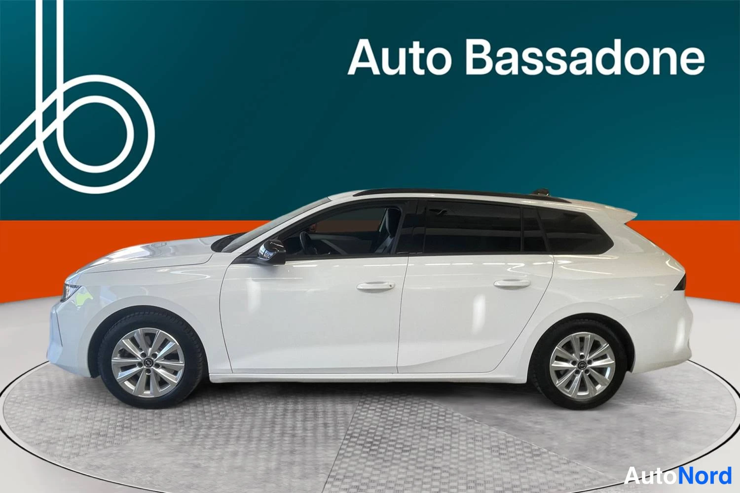 Vit Opel Astra Sports Tourer 2024, från sidan, bild 4