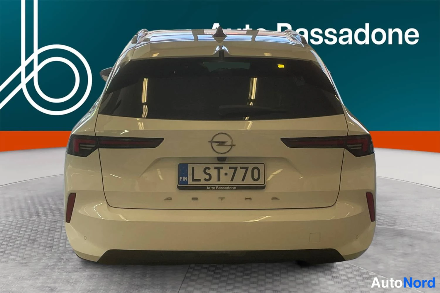 Vit Opel Astra Sports Tourer 2024, bakifrån, bild 10