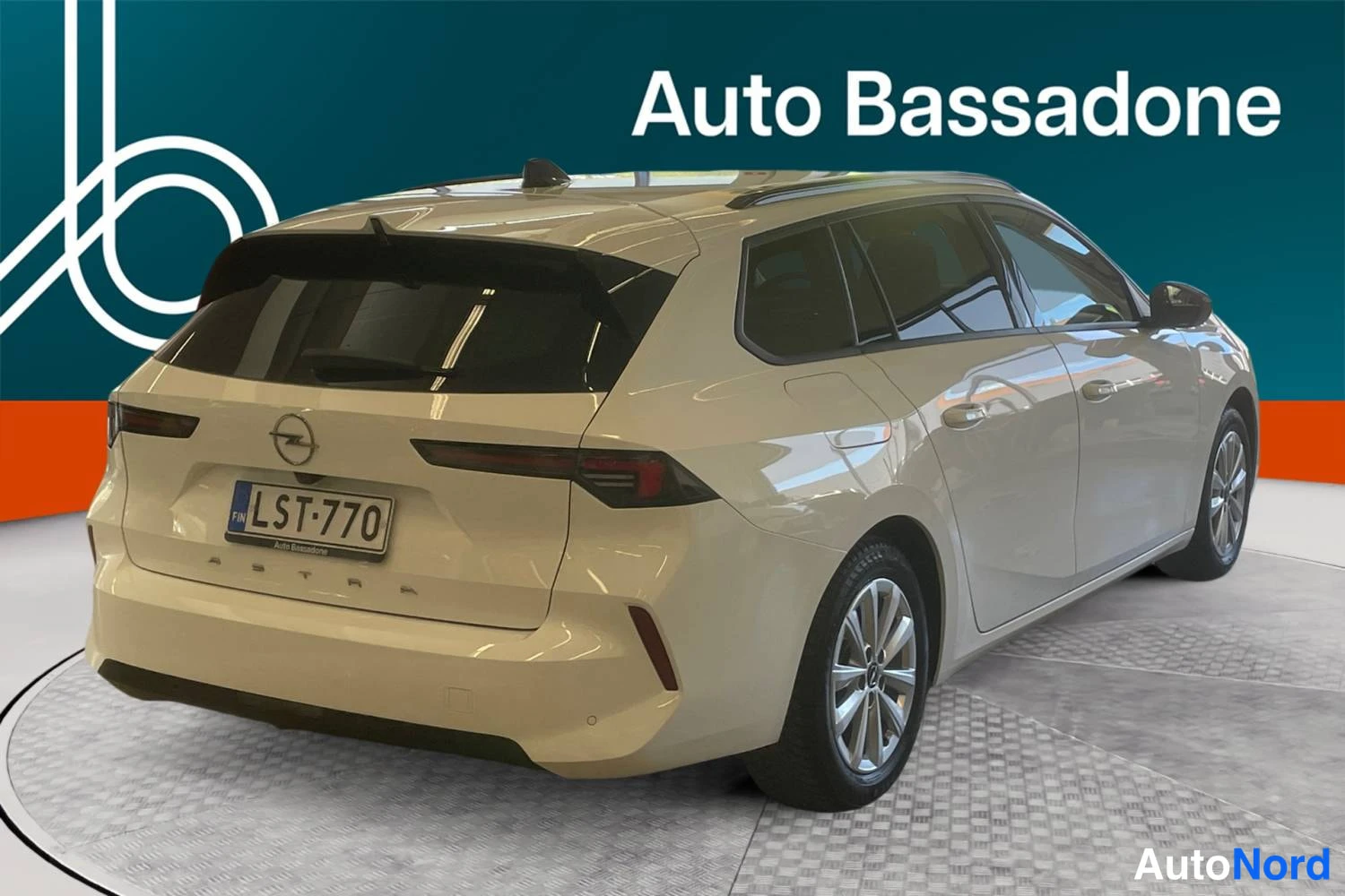 Vit Opel Astra Sports Tourer 2024, snett bakifrån, bild 9
