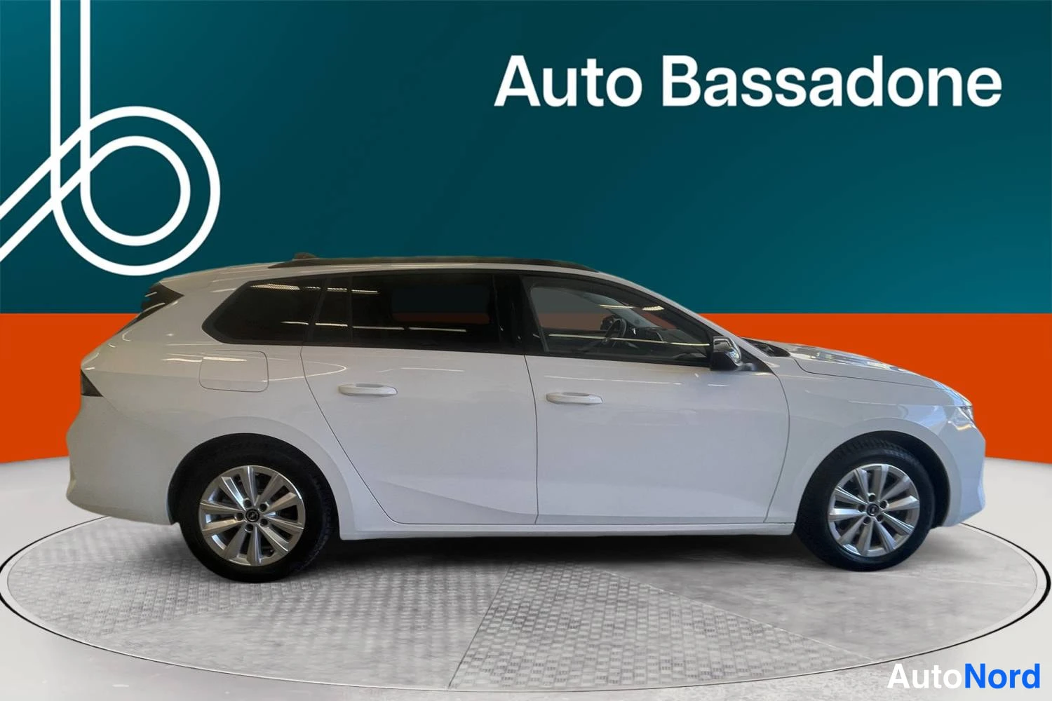 Vit Opel Astra Sports Tourer 2024, från sidan, bild 5