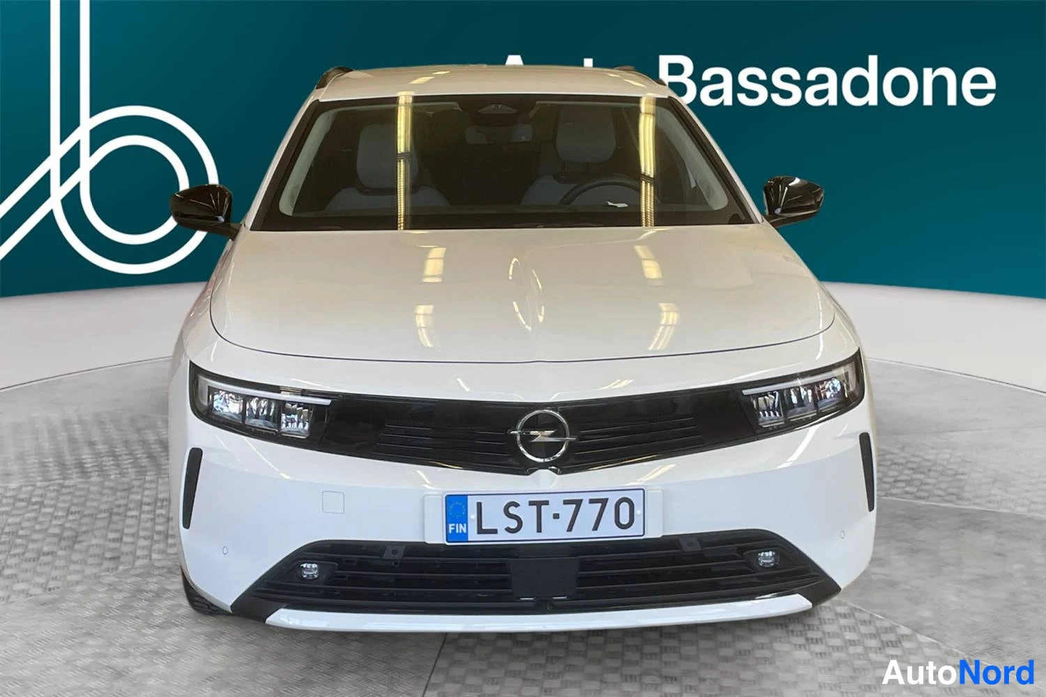 Vit Opel Astra Sports Tourer 2024, framifrån, bild 3