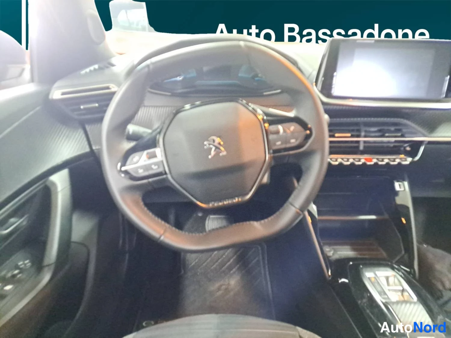 Oranssi Peugeot E-2008 2023, kuva 18