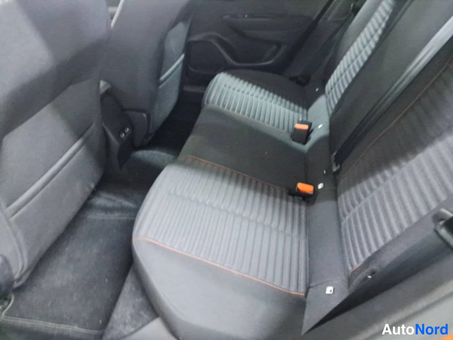 Oranssi Peugeot E-2008 2023, kuva 11