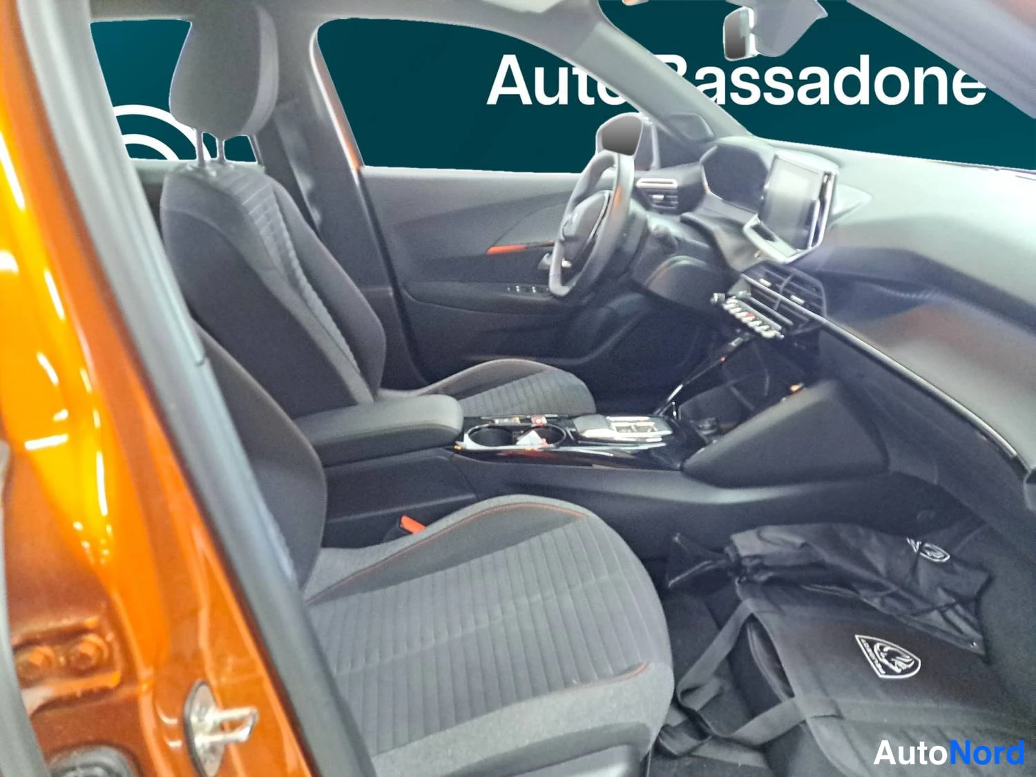 Oranssi Peugeot E-2008 2023, kuva 19