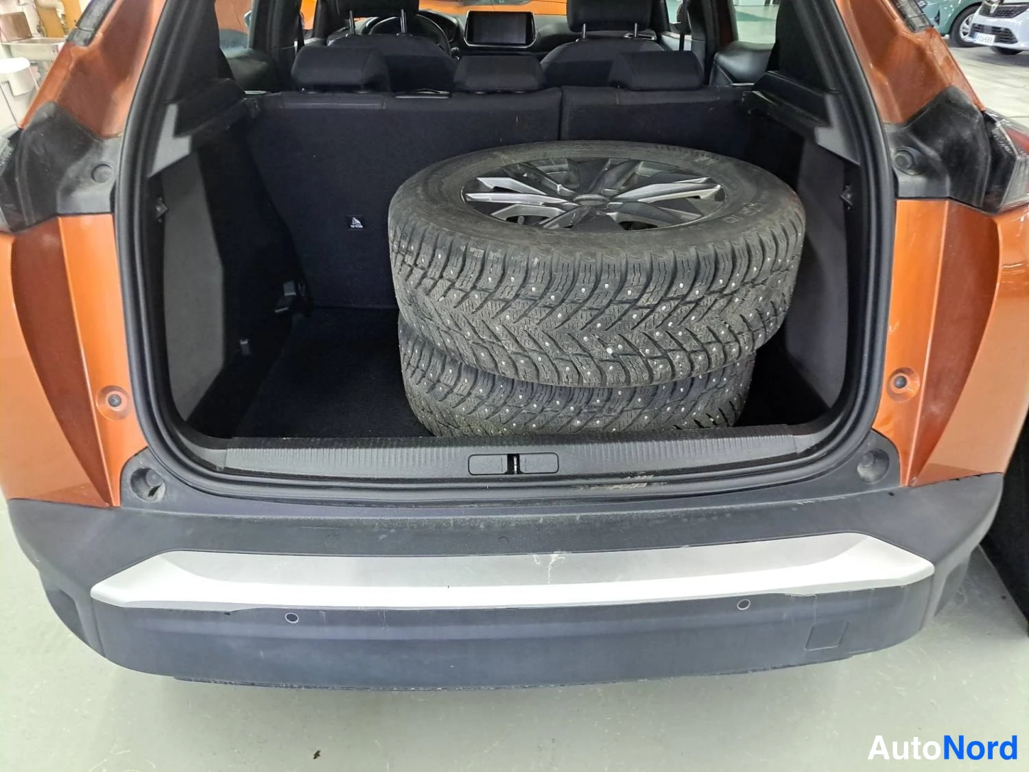 Oranssi Peugeot E-2008 2023, kuva 20