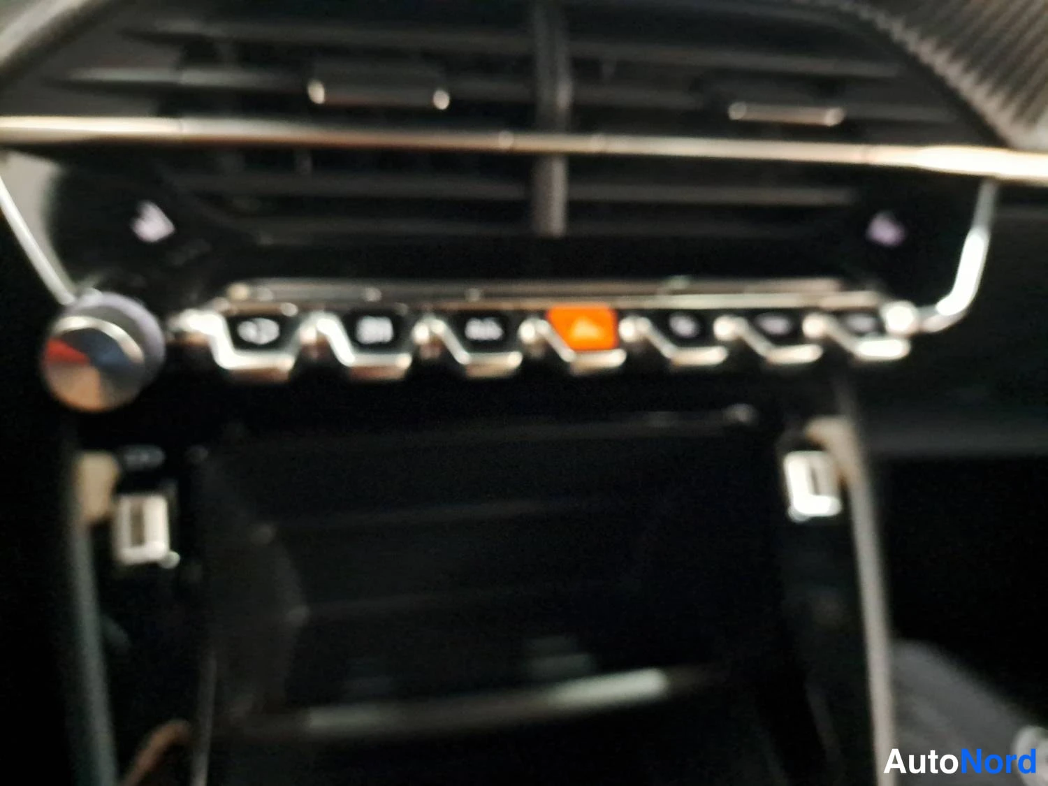 Oranssi Peugeot E-2008 2023, kuva 23