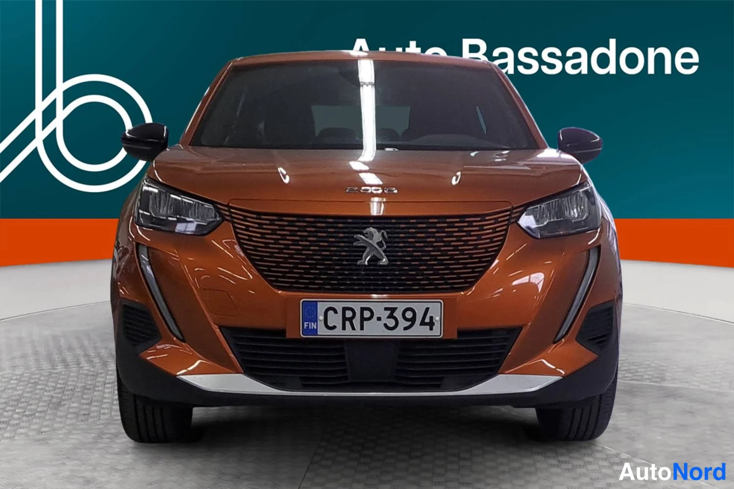 Oranssi Peugeot E-2008 2023, edestä, kuva 3