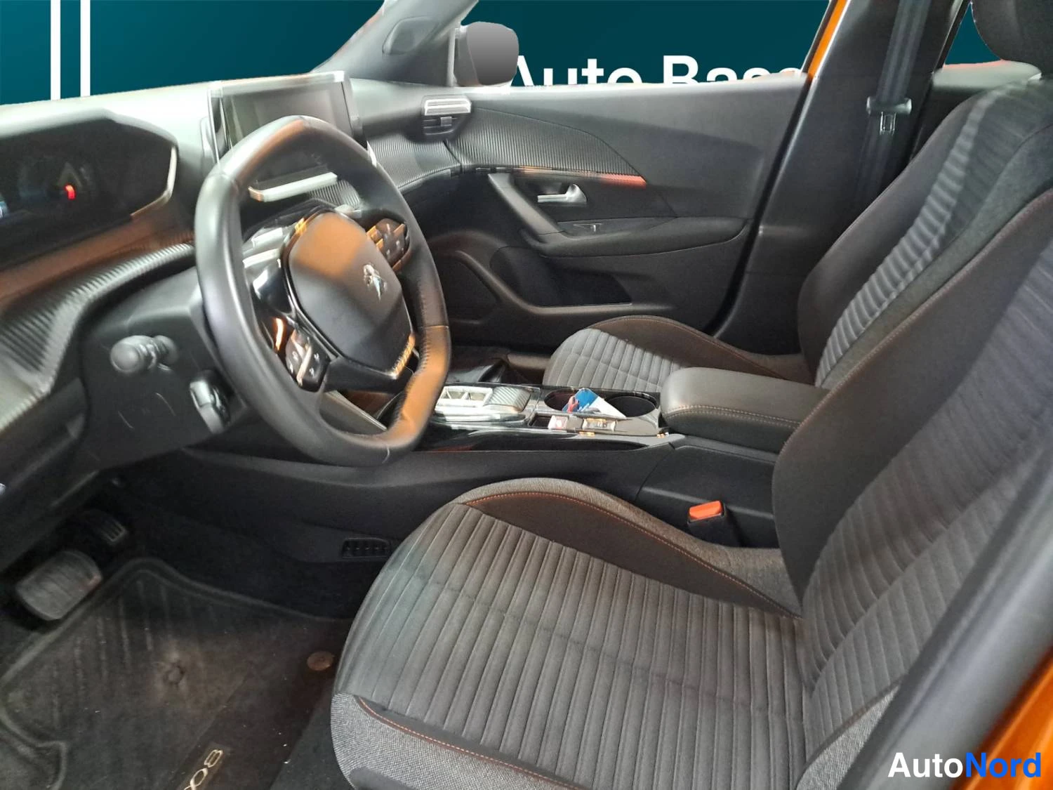 Oranssi Peugeot E-2008 2023, kuva 10
