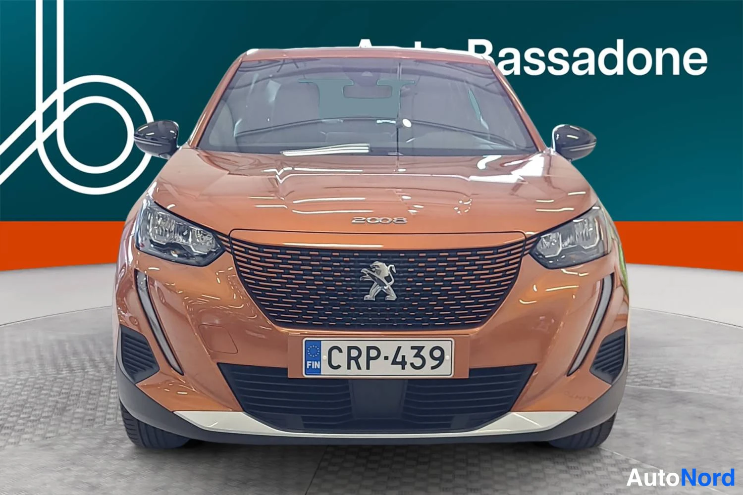 Oranssi Peugeot E-2008 2023, edestä, kuva 3
