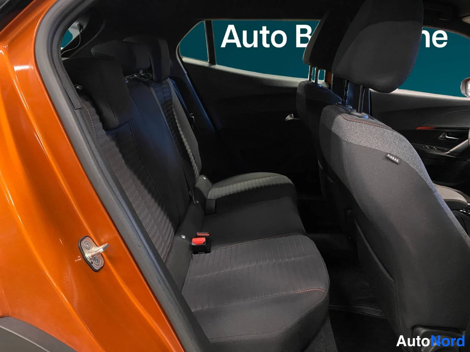 Oranssi Peugeot E-2008 2023, kuva 19