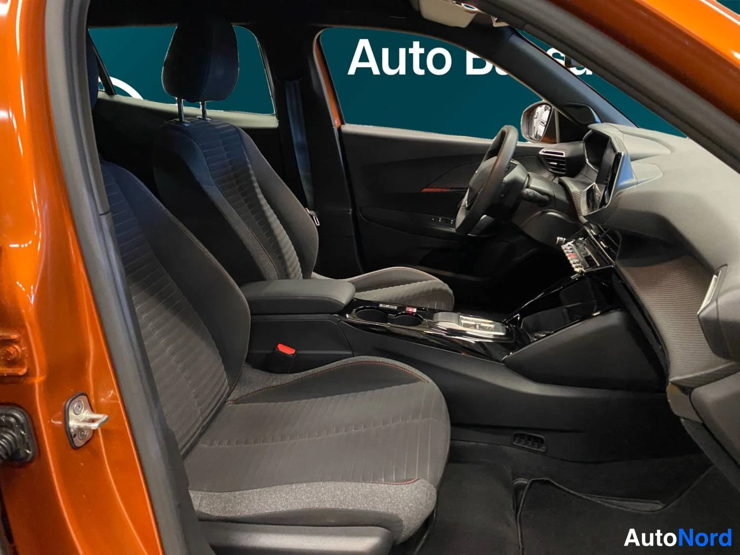 Oranssi Peugeot E-2008 2023, kuva 20