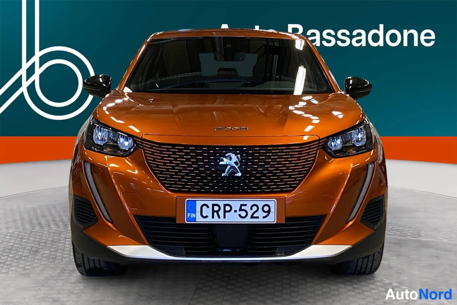 Oranssi Peugeot E-2008 2023, edestä, kuva 4