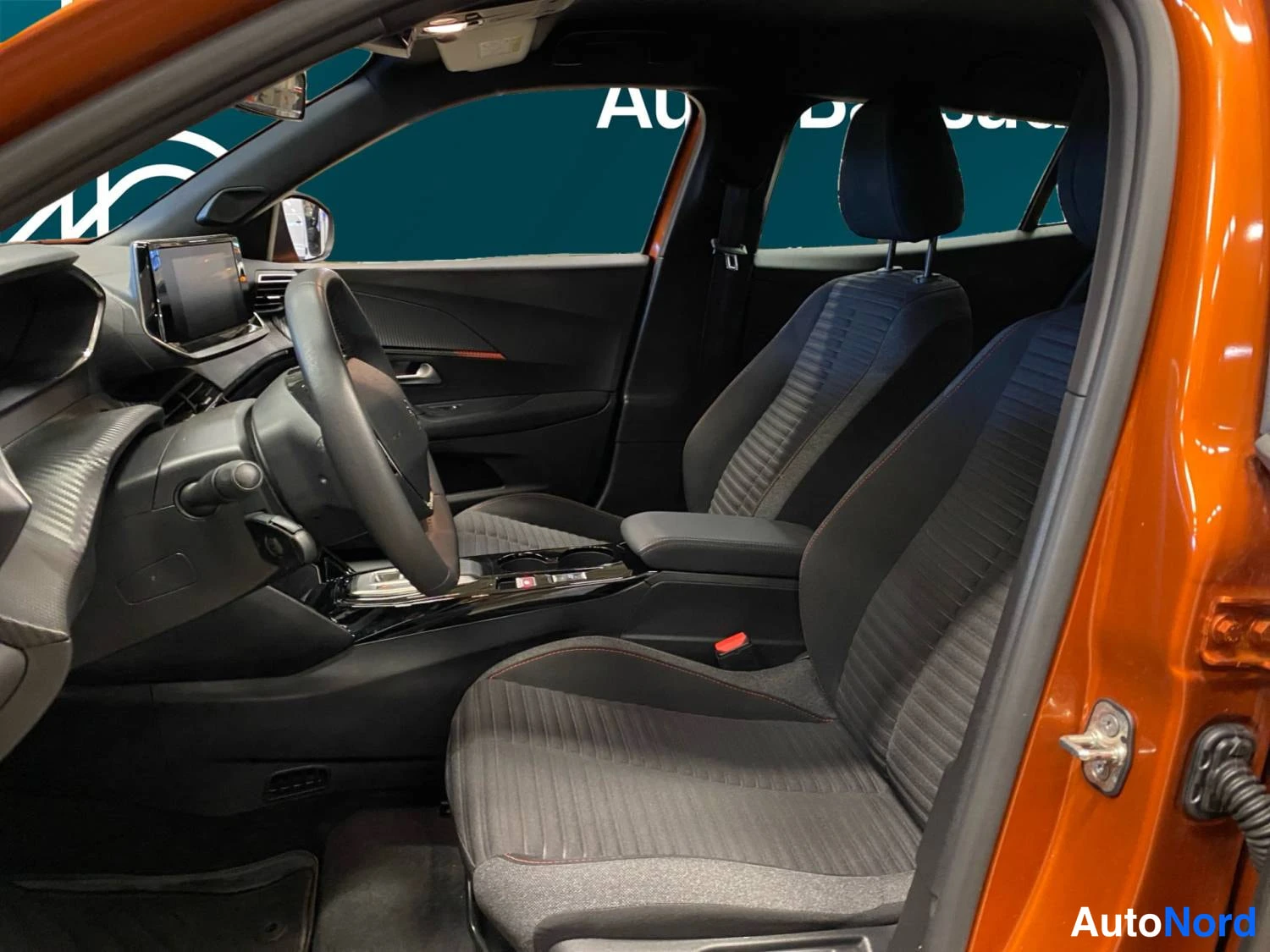 Oranssi Peugeot E-2008 2023, kuva 11