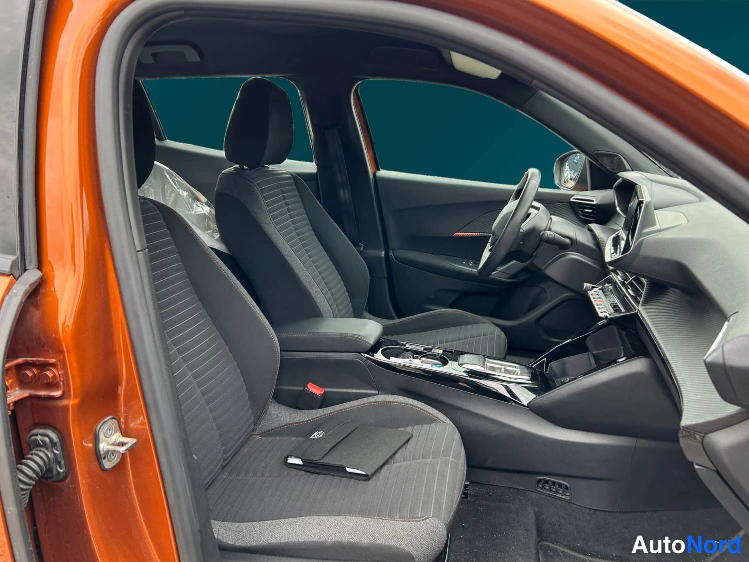 Oranssi Peugeot E-2008 2023, kuva 14