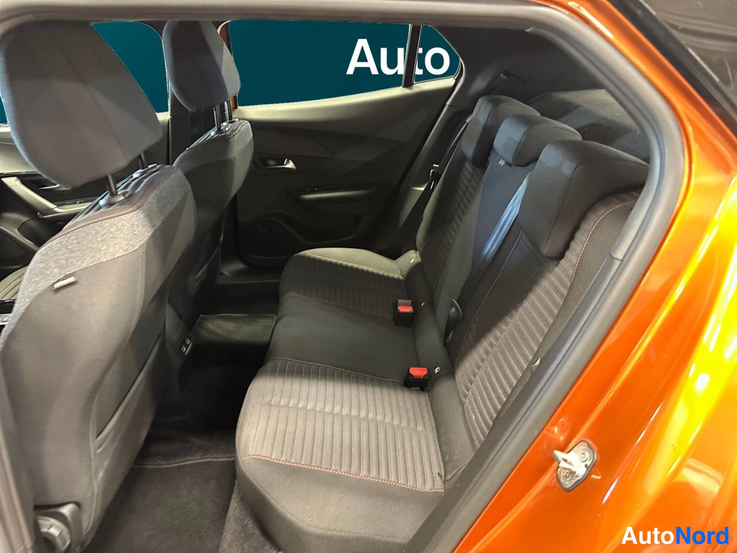Oranssi Peugeot E-2008 2023, kuva 18