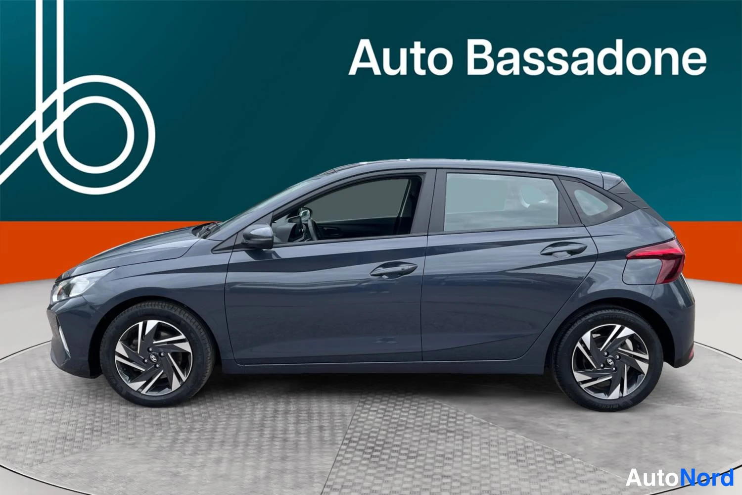 Grey Hyundai I20 2023, side, photo 5