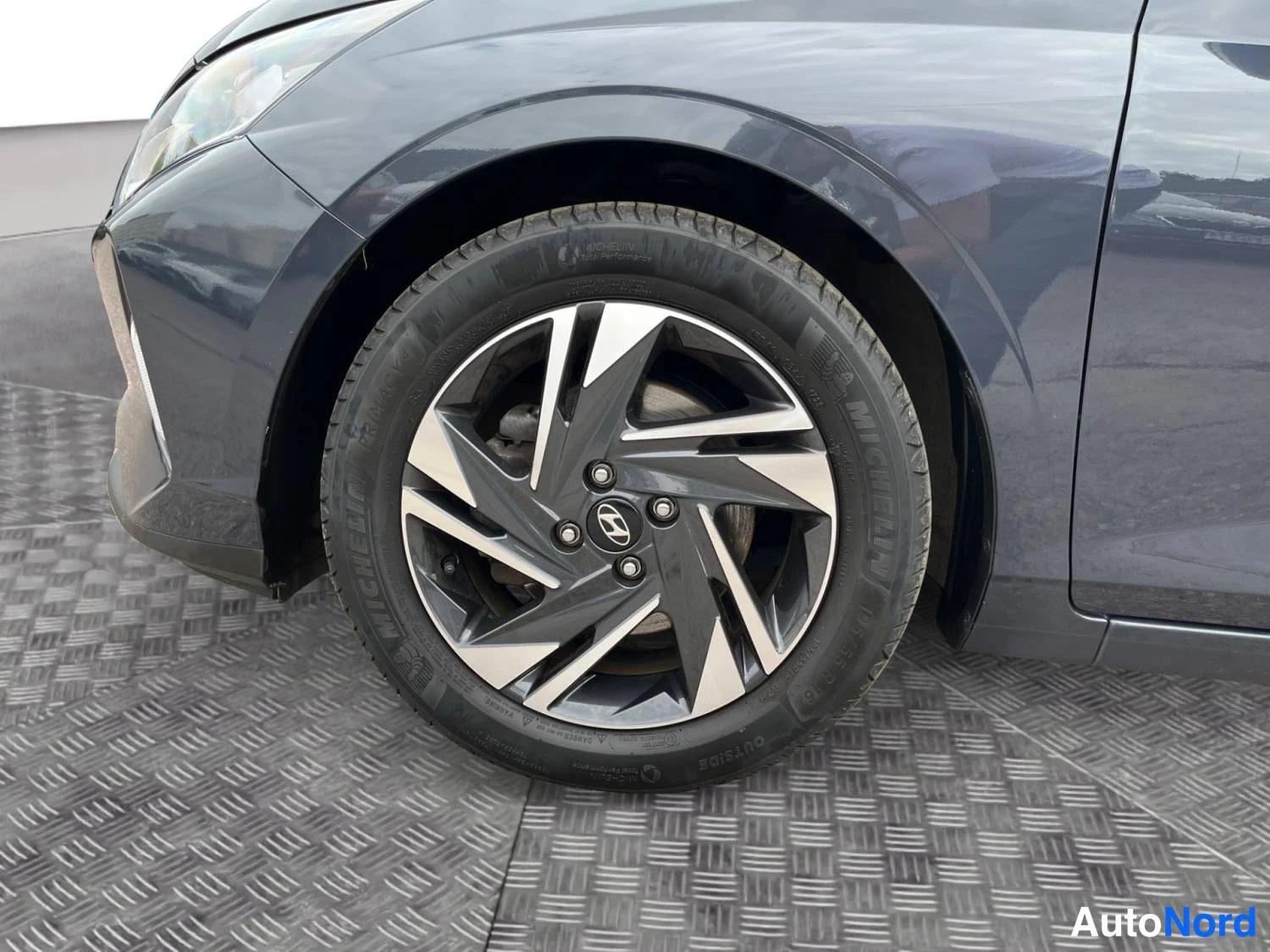 Grey Hyundai I20 2023, front three-quarter, nose to the left, photo 2