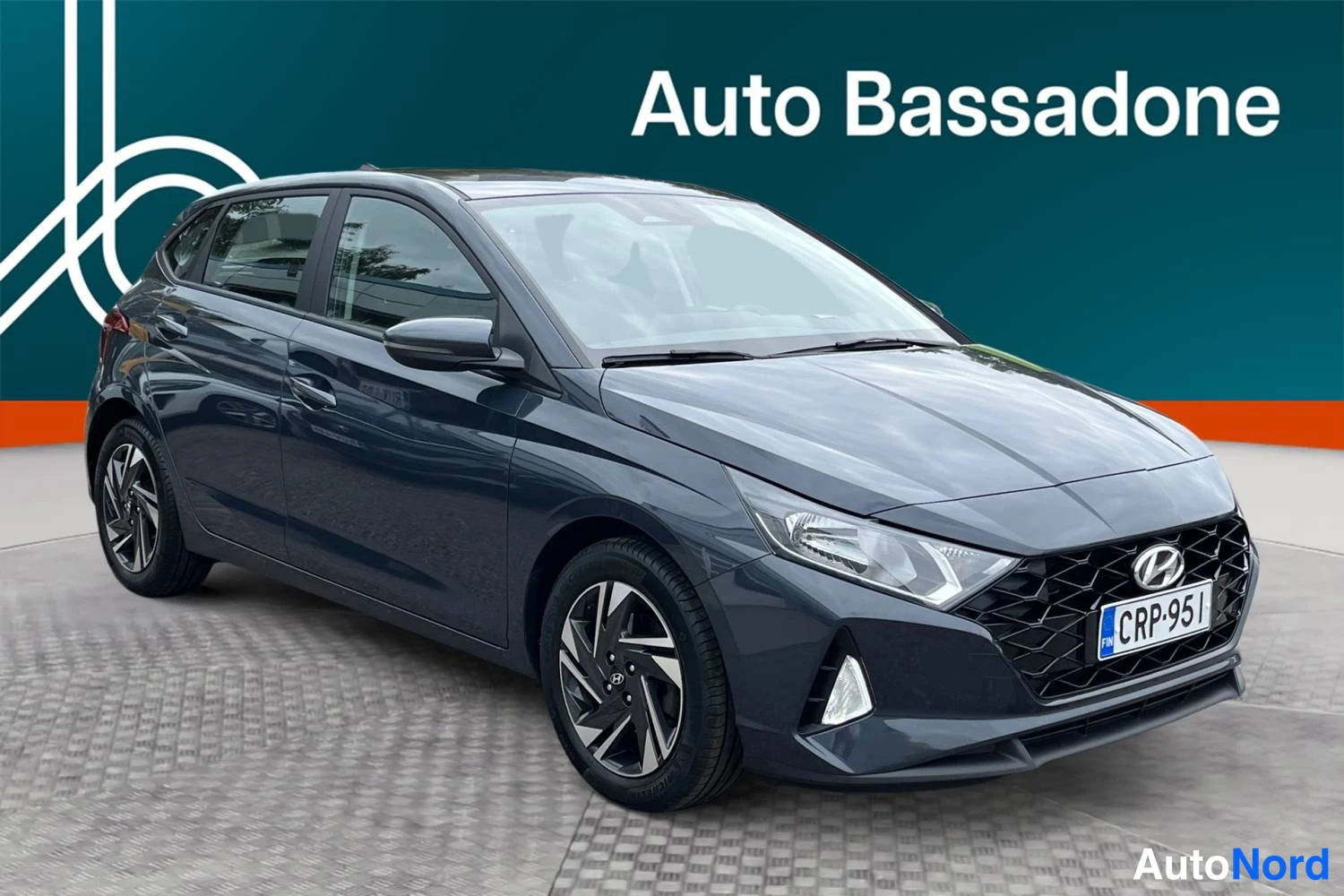 Grey Hyundai I20 2023, front three-quarter, nose to the right, photo 3