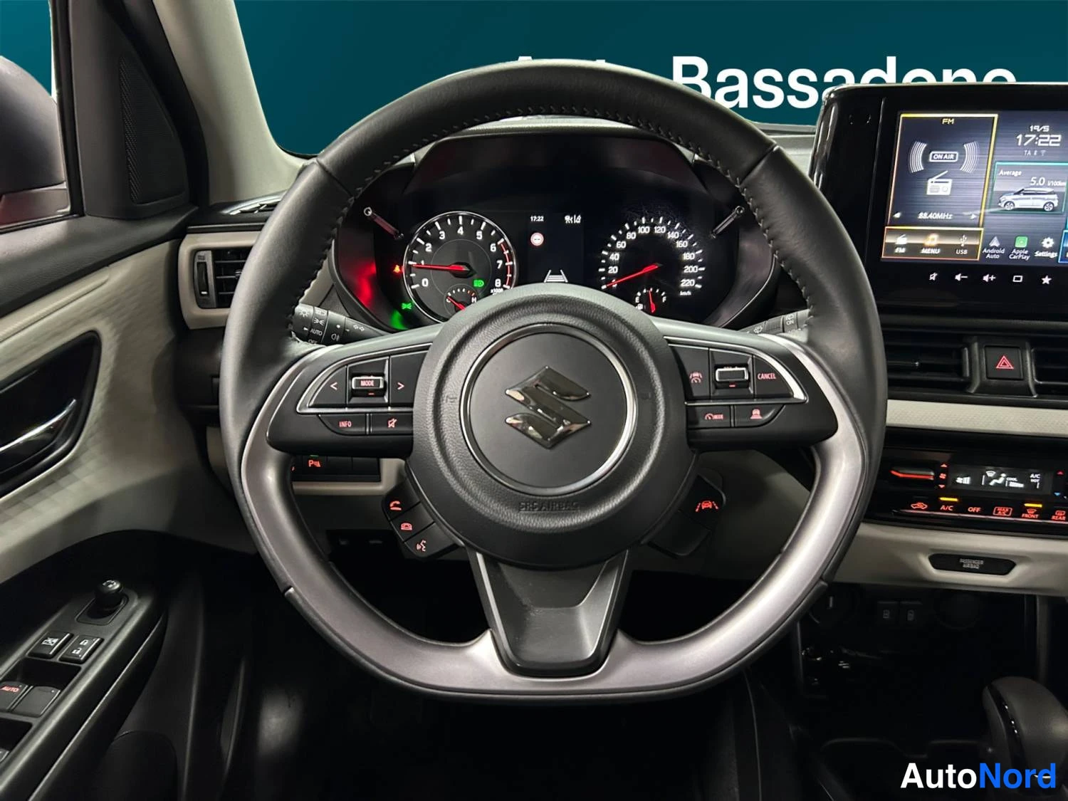 Punainen Suzuki Swift 2025, kuva 14