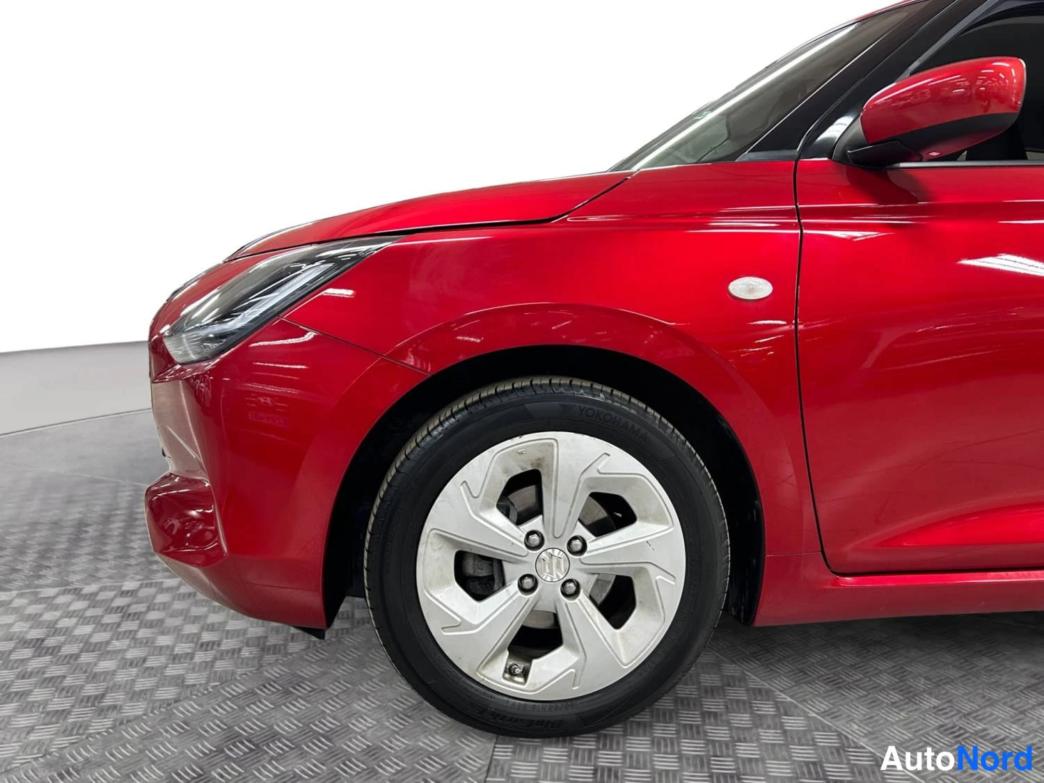 Punainen Suzuki Swift 2025, etuviisto, keula vasemmalle, kuva 2