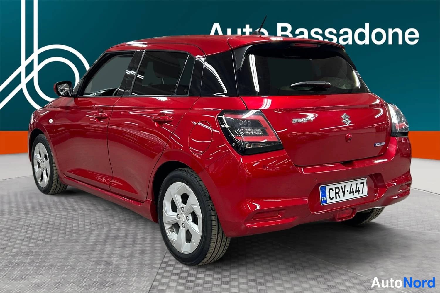 Punainen Suzuki Swift 2025, takaviisto, kuva 7