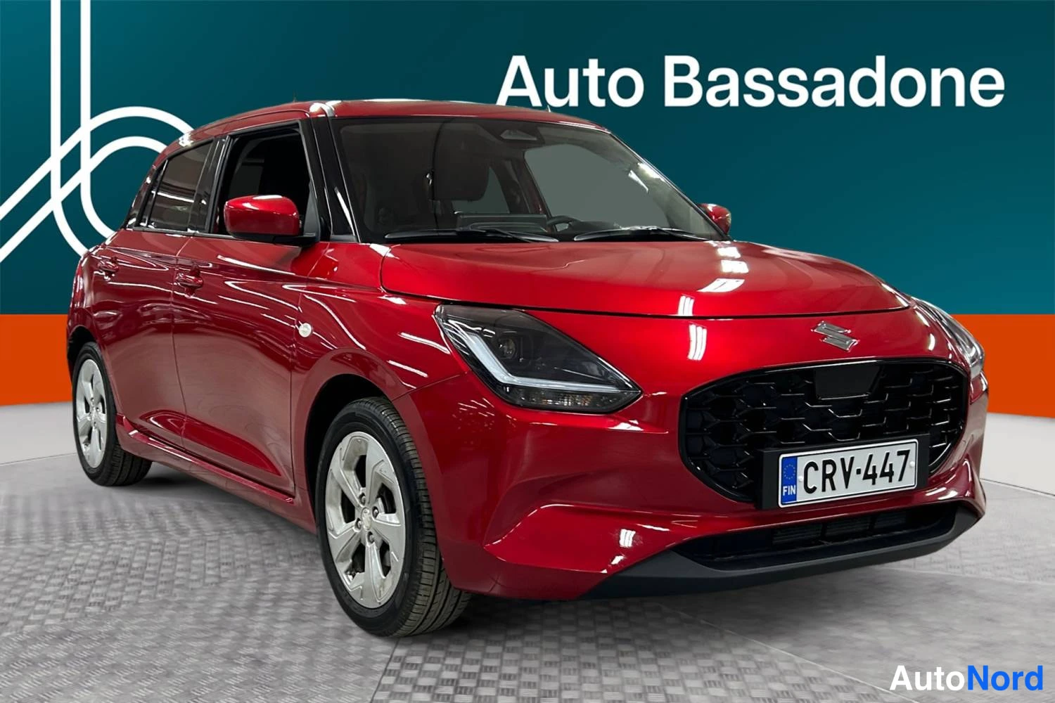 Punainen Suzuki Swift 2025, etuviisto, keula oikealle, kuva 4