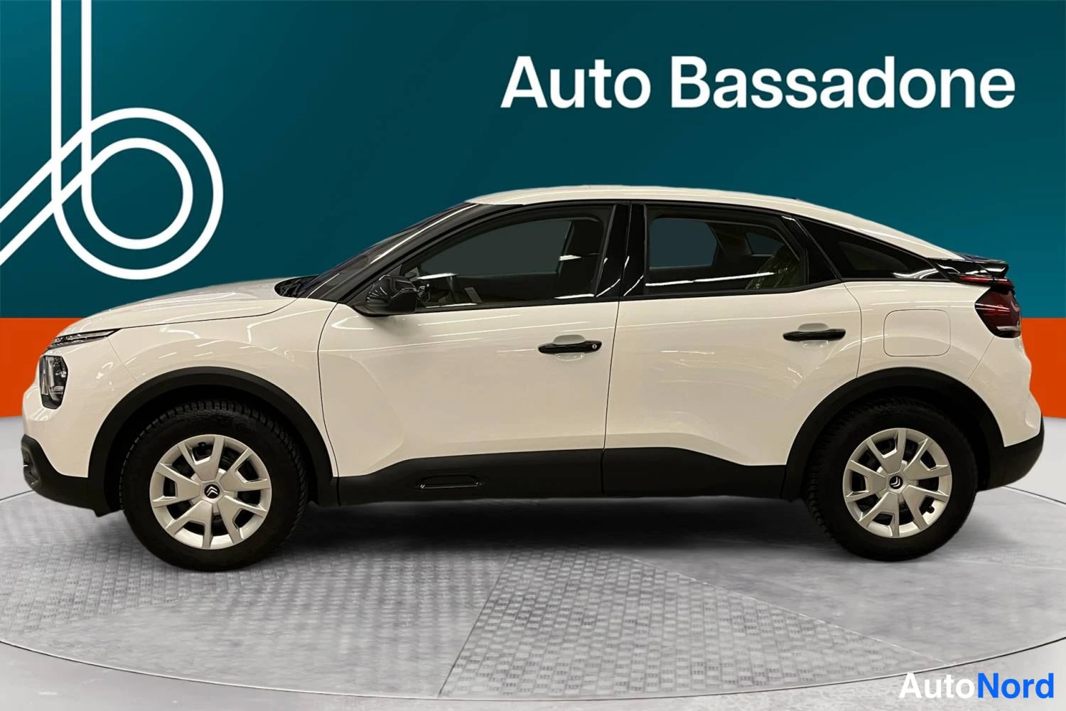Valkoinen Citroen C4 2021, sivulta, kuva 4