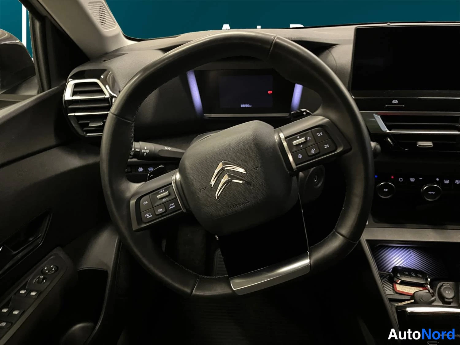 Valkoinen Citroen C4 2021, edestä, kuva 11