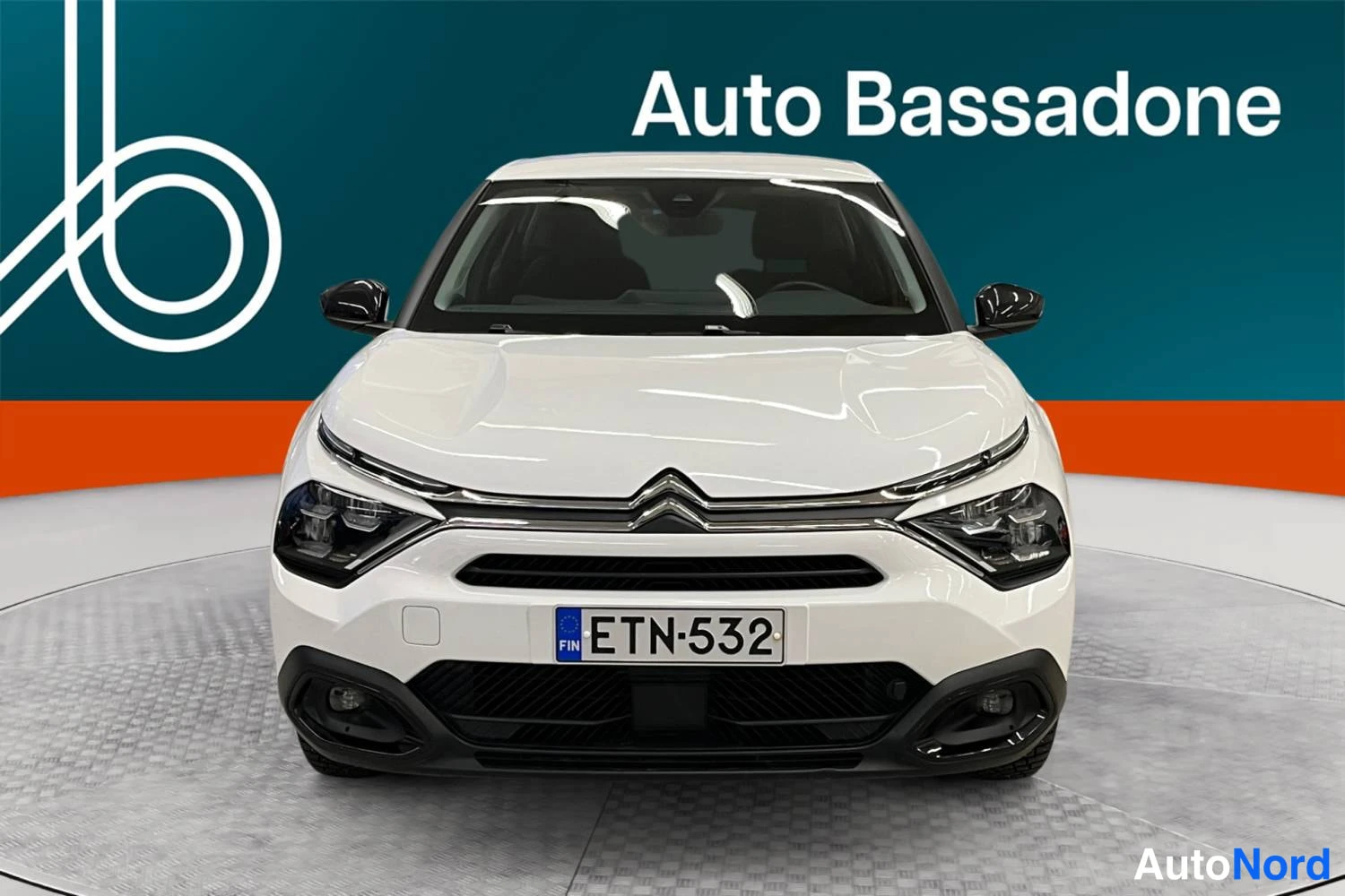 Valkoinen Citroen C4 2021, edestä, kuva 3