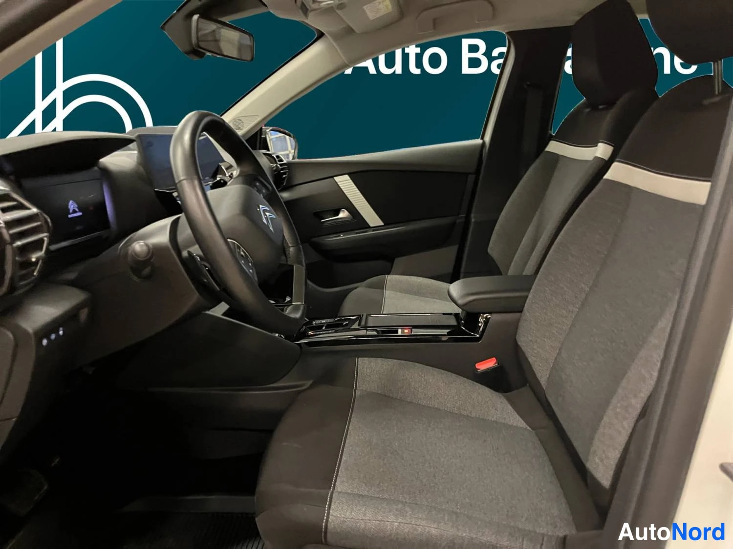 Valkoinen Citroen C4 2021, etuviisto, keula oikealle, kuva 10