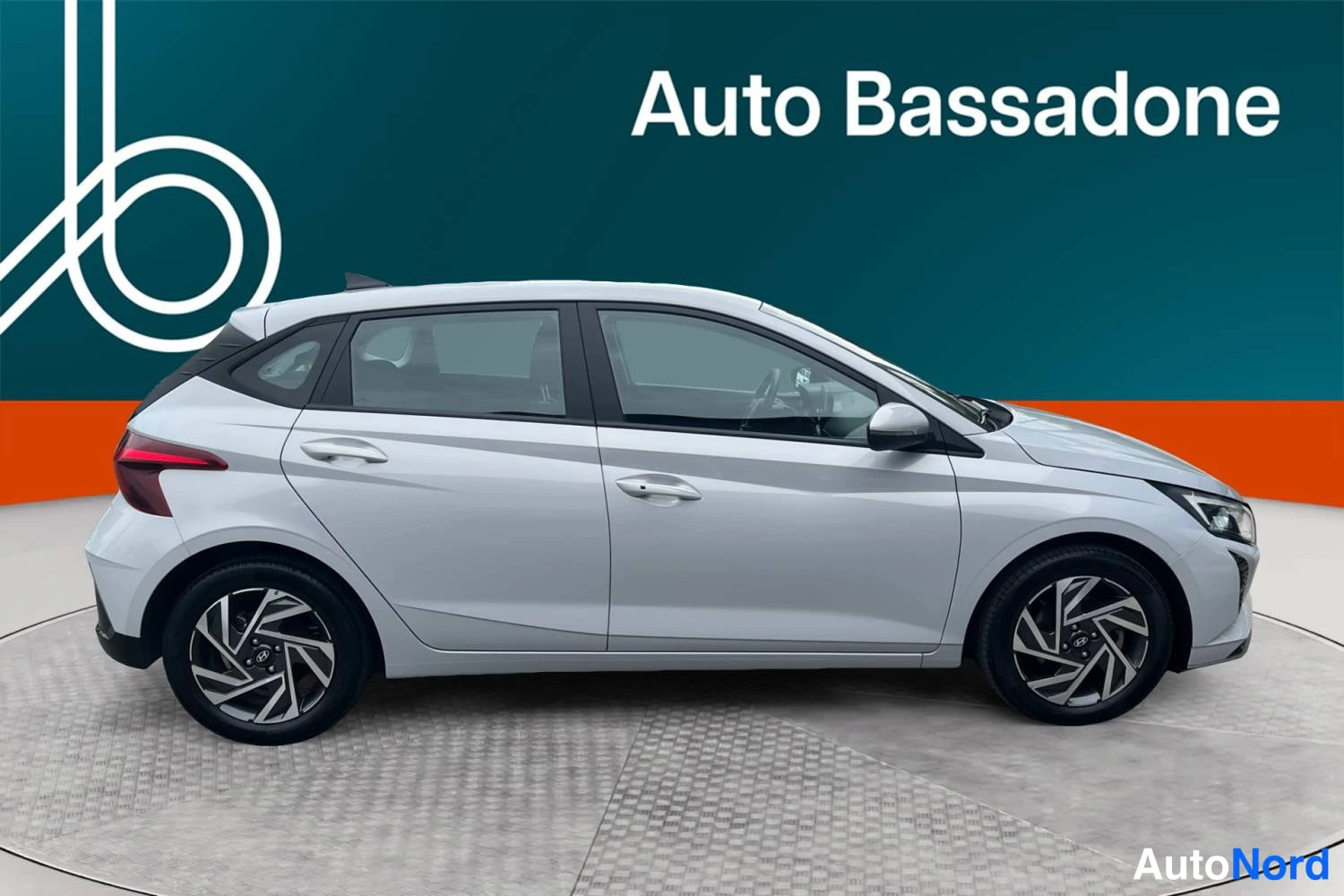 Harmaa Hyundai I20 2024, sivulta, kuva 4