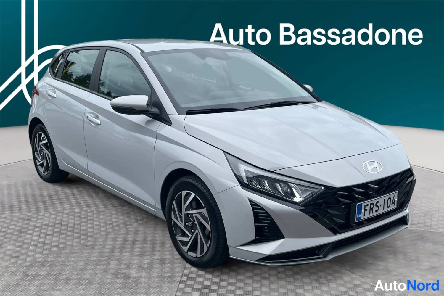 Harmaa Hyundai I20 2024, etuviisto, keula oikealle, kuva 2