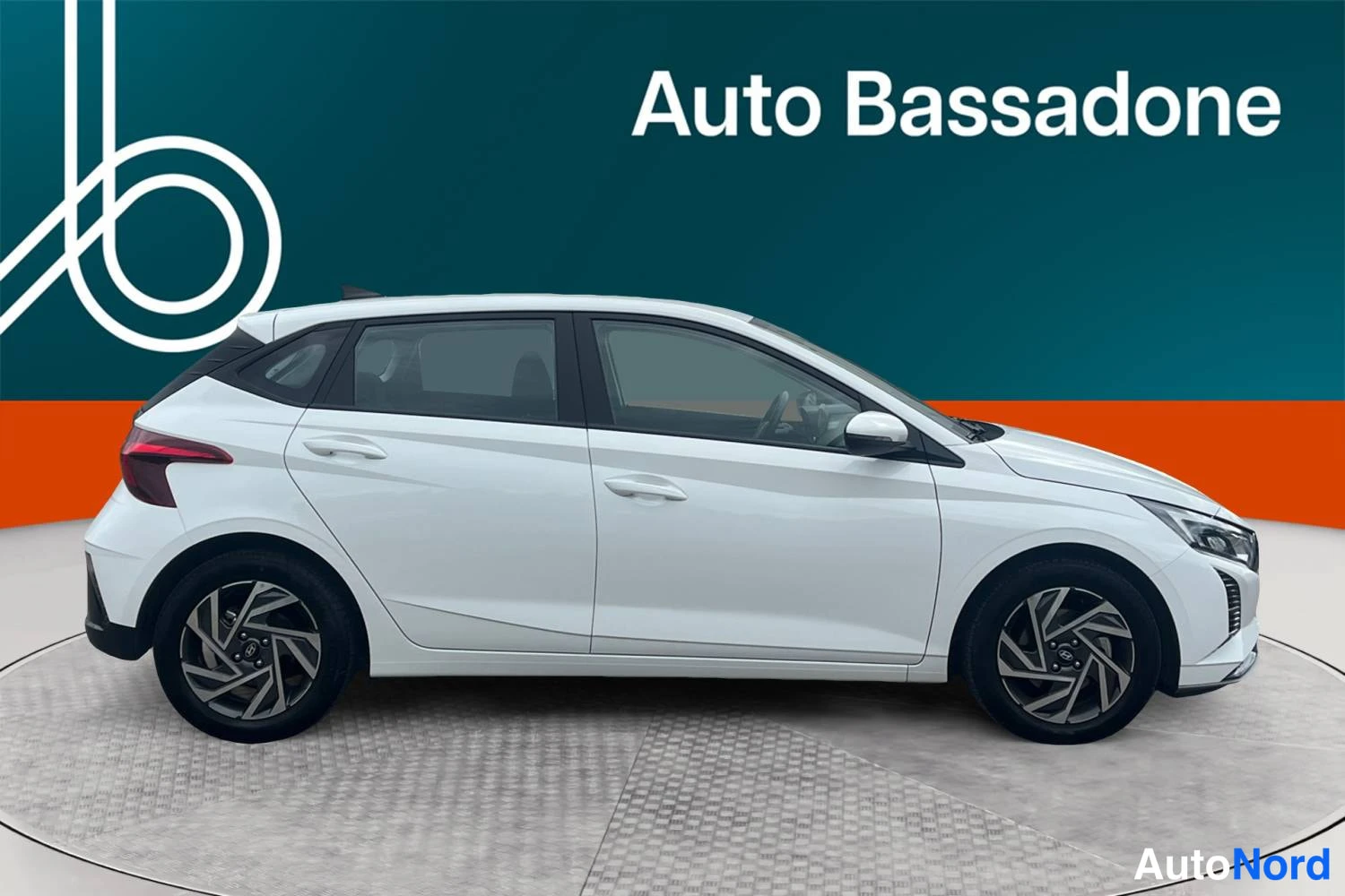 Valkoinen Hyundai I20 2025, etuviisto, keula oikealle, kuva 2
