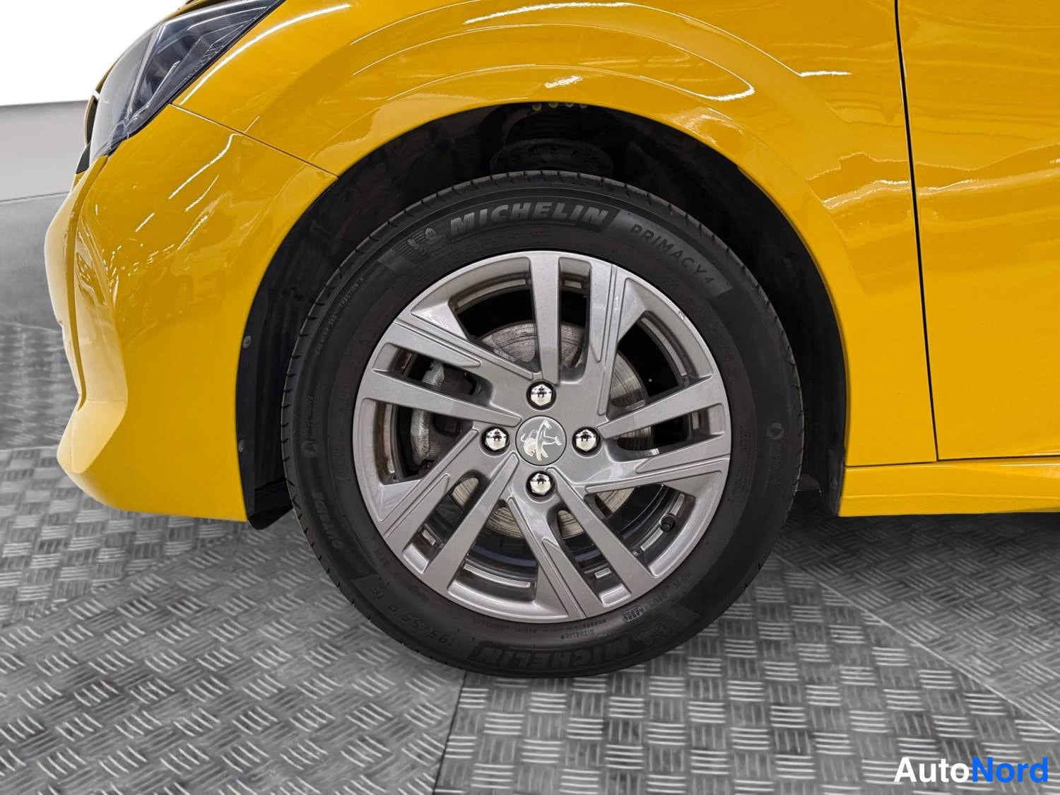 Keltainen Peugeot 208 2022, etuviisto, keula vasemmalle, kuva 2