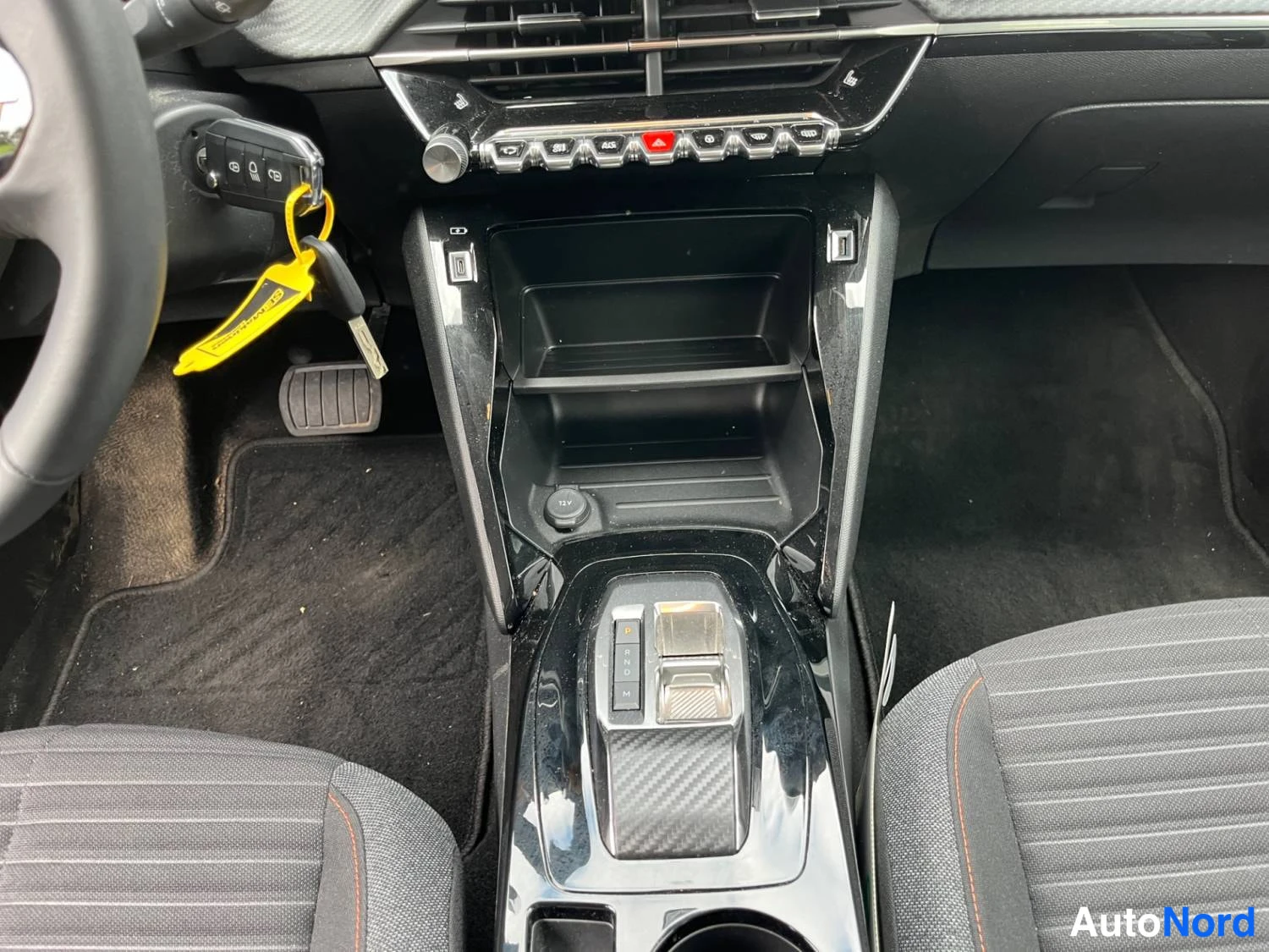 Keltainen Peugeot 208 2022, kuva 11