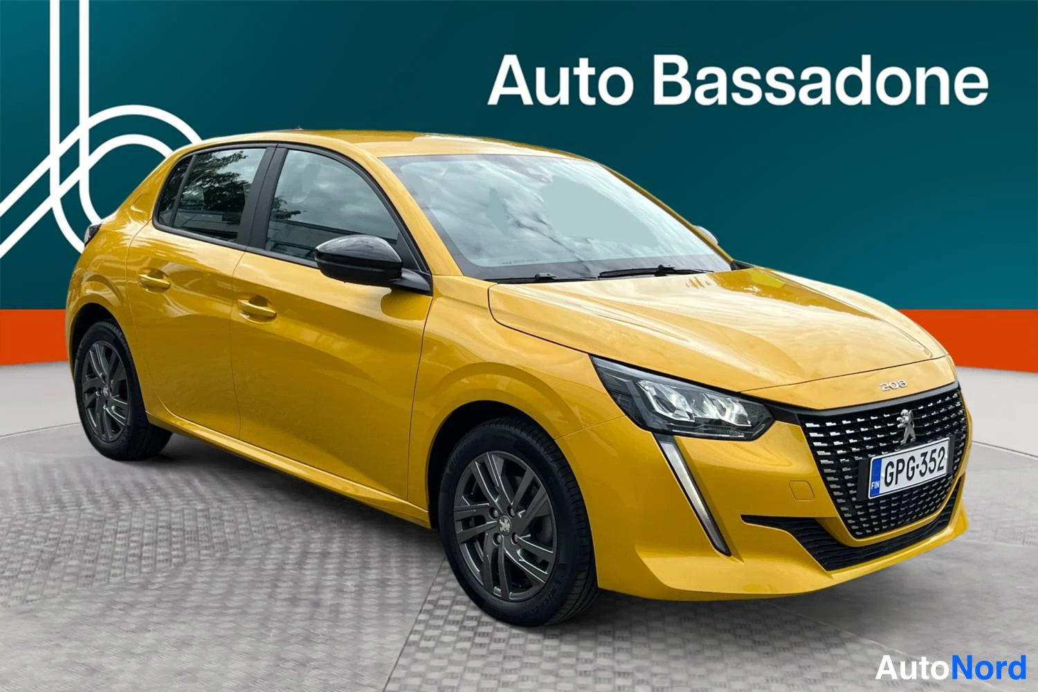 Keltainen Peugeot 208 2022, etuviisto, keula oikealle, kuva 2