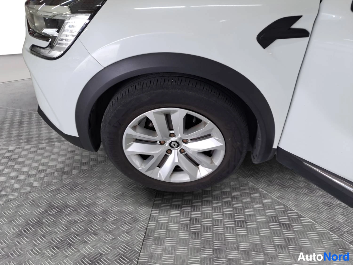 Valkoinen Renault Captur 2021, etuviisto, keula vasemmalle, kuva 2
