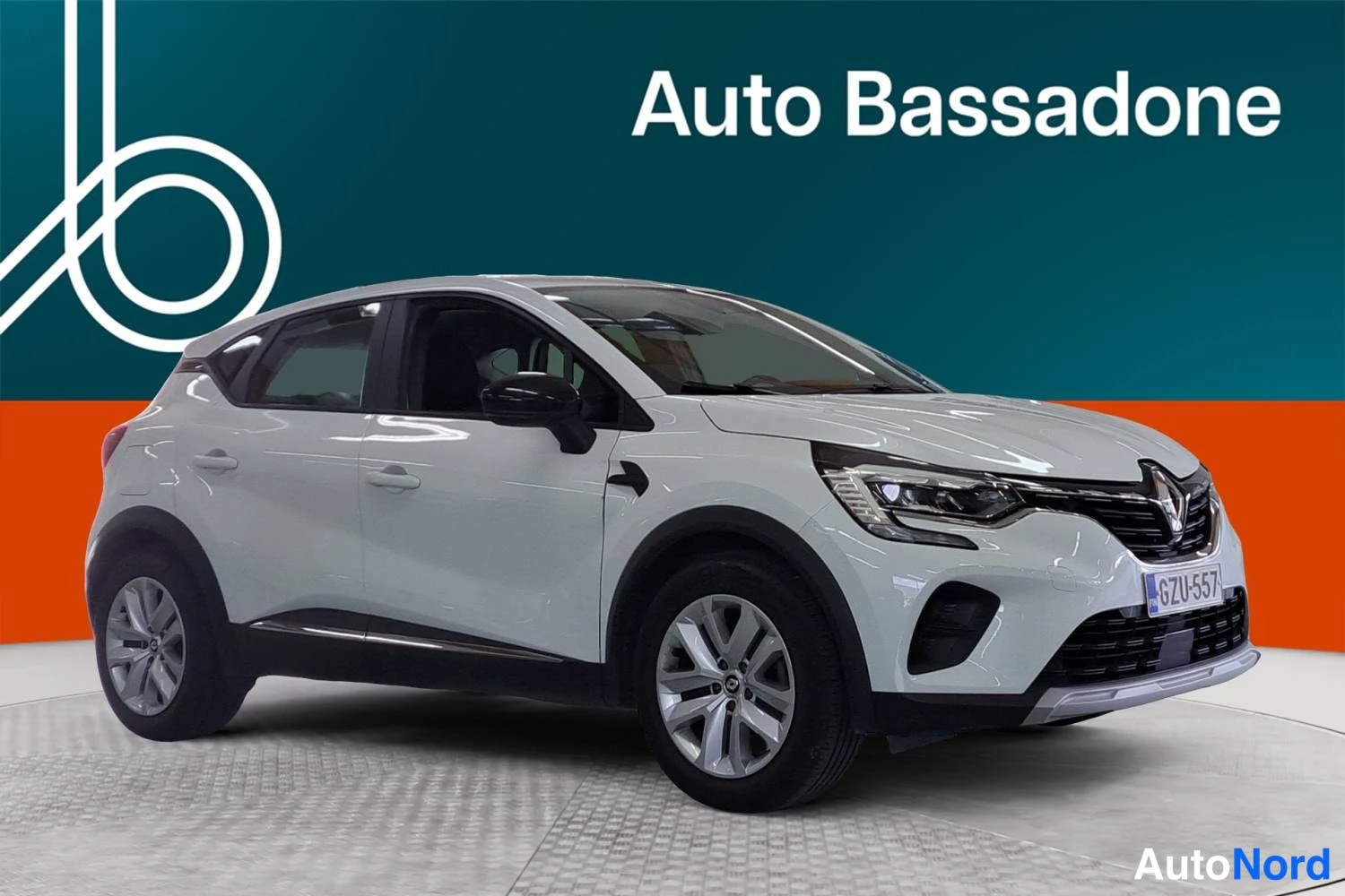 Valkoinen Renault Captur 2021, etuviisto, keula oikealle, kuva 3