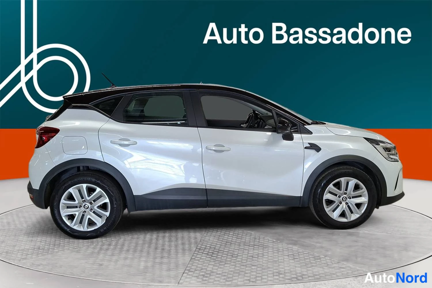 Valkoinen Renault Captur 2022, etuviisto, keula oikealle, kuva 2