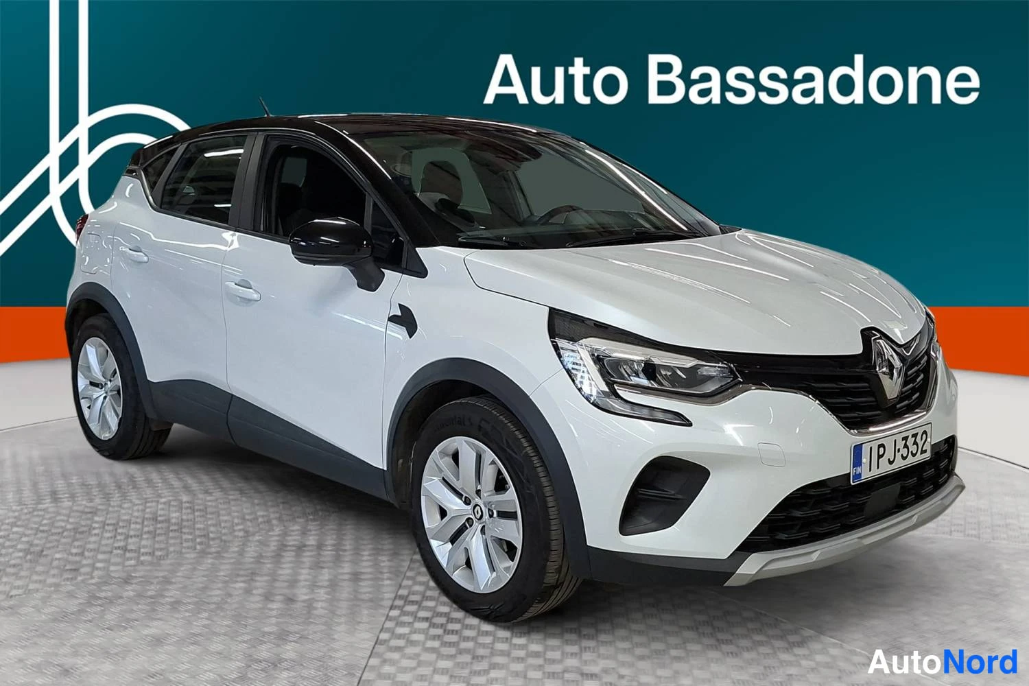 Valkoinen Renault Captur 2022, etuviisto, keula oikealle, kuva 3