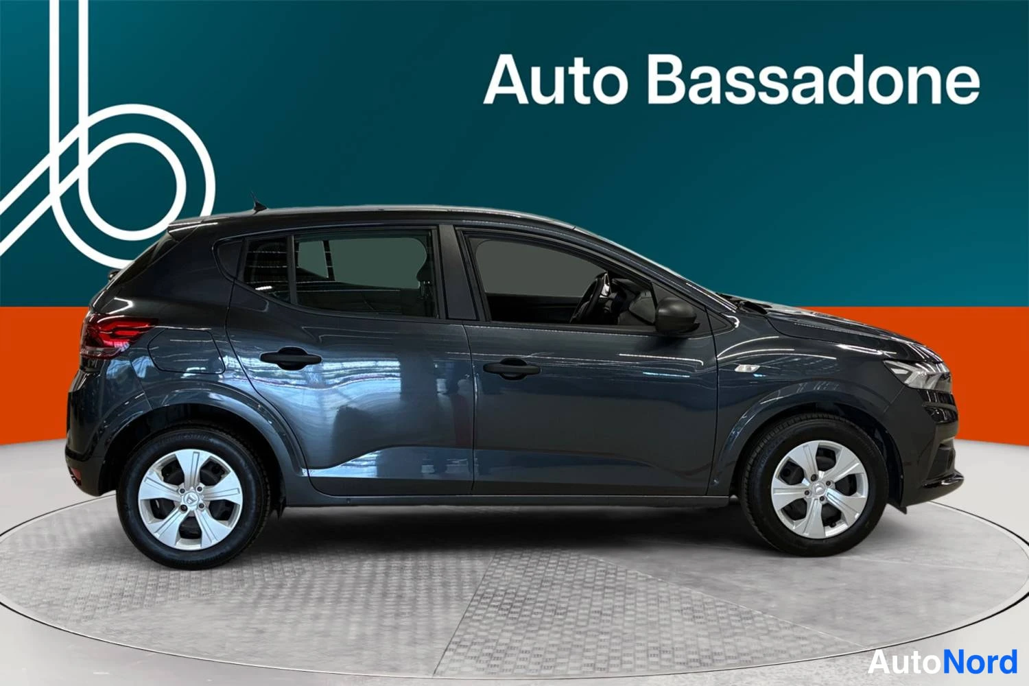 Harmaa Dacia Sandero 2022, etuviisto, keula oikealle, kuva 3