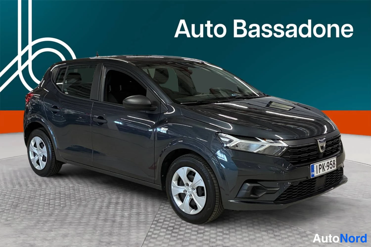 Harmaa Dacia Sandero 2022, etuviisto, keula oikealle, kuva 2