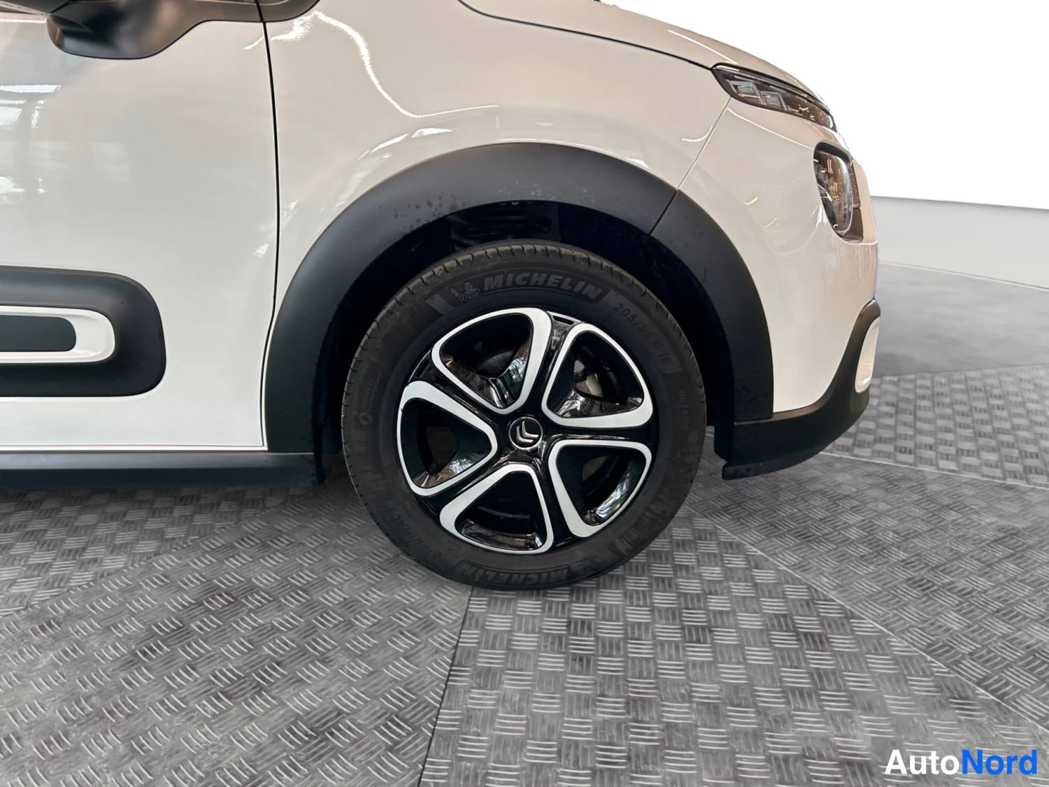 Valkoinen Citroen C3 2022, etuviisto, keula oikealle, kuva 3