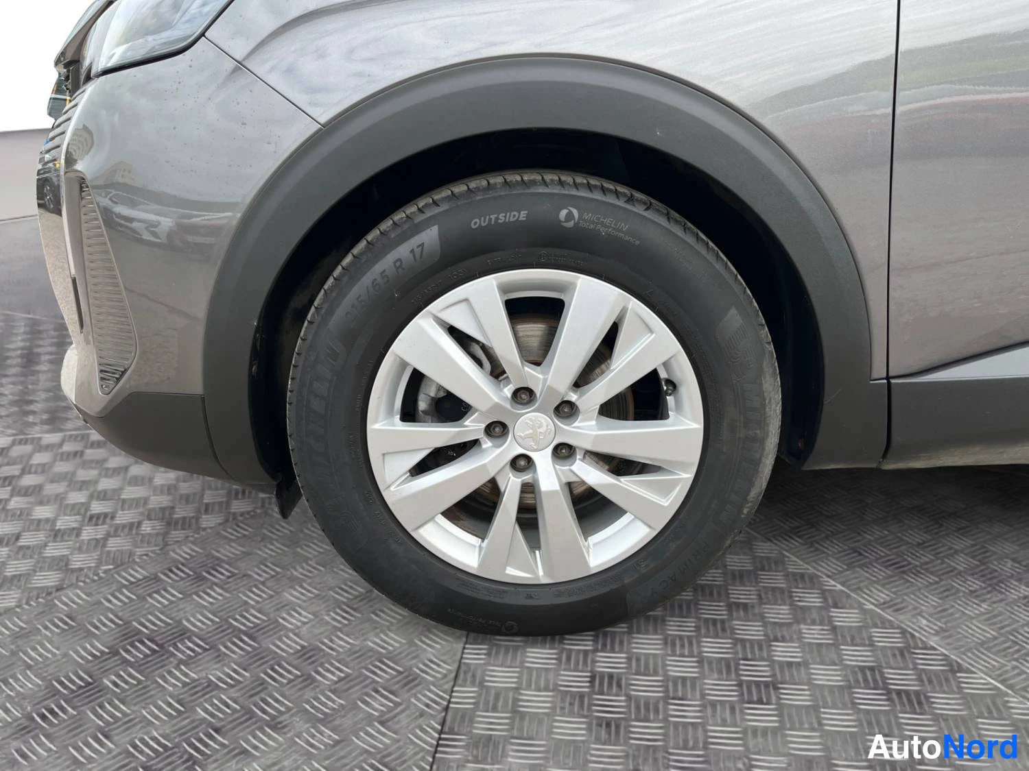 Harmaa Peugeot 3008 2022, etuviisto, keula vasemmalle, kuva 2