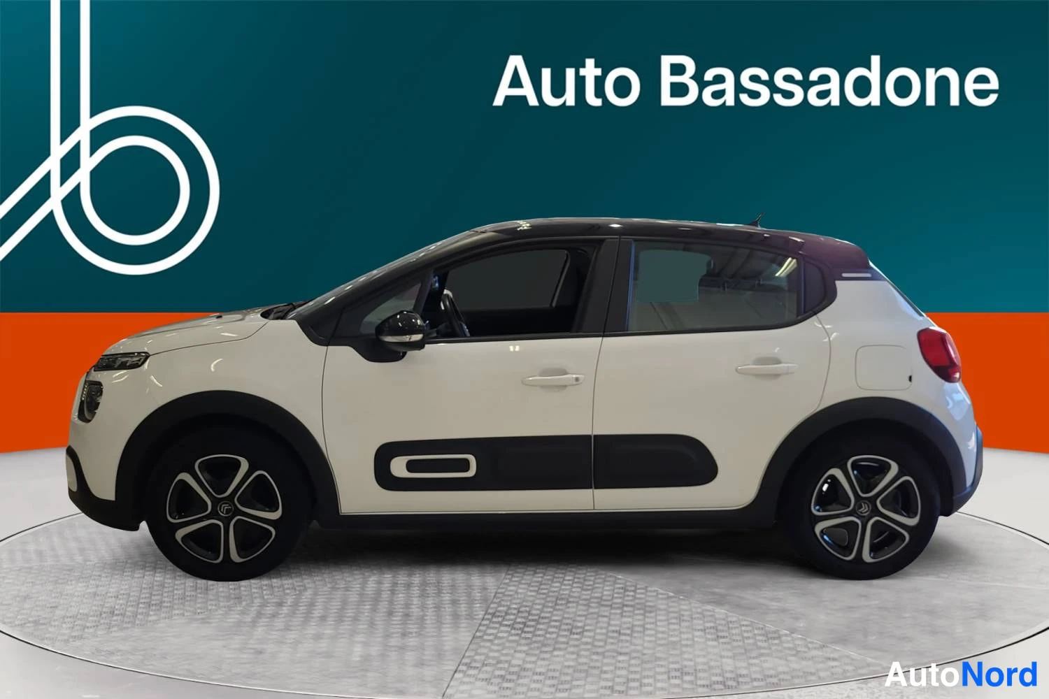 Valkoinen Citroen C3 2022, sivulta, kuva 4