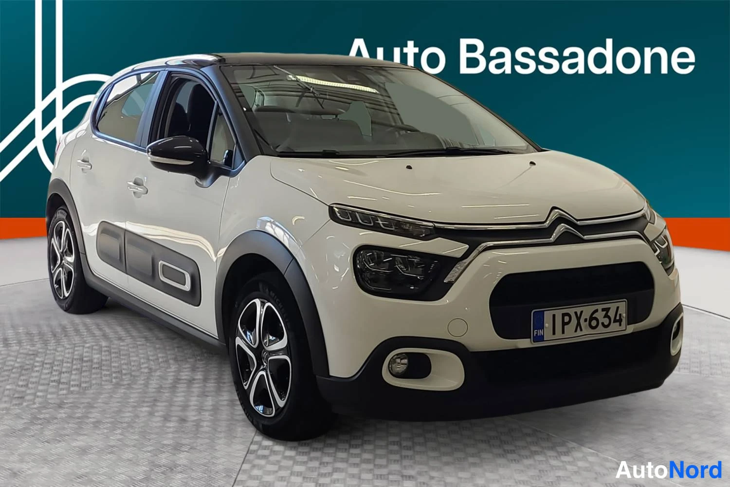 Valkoinen Citroen C3 2022, etuviisto, keula oikealle, kuva 2