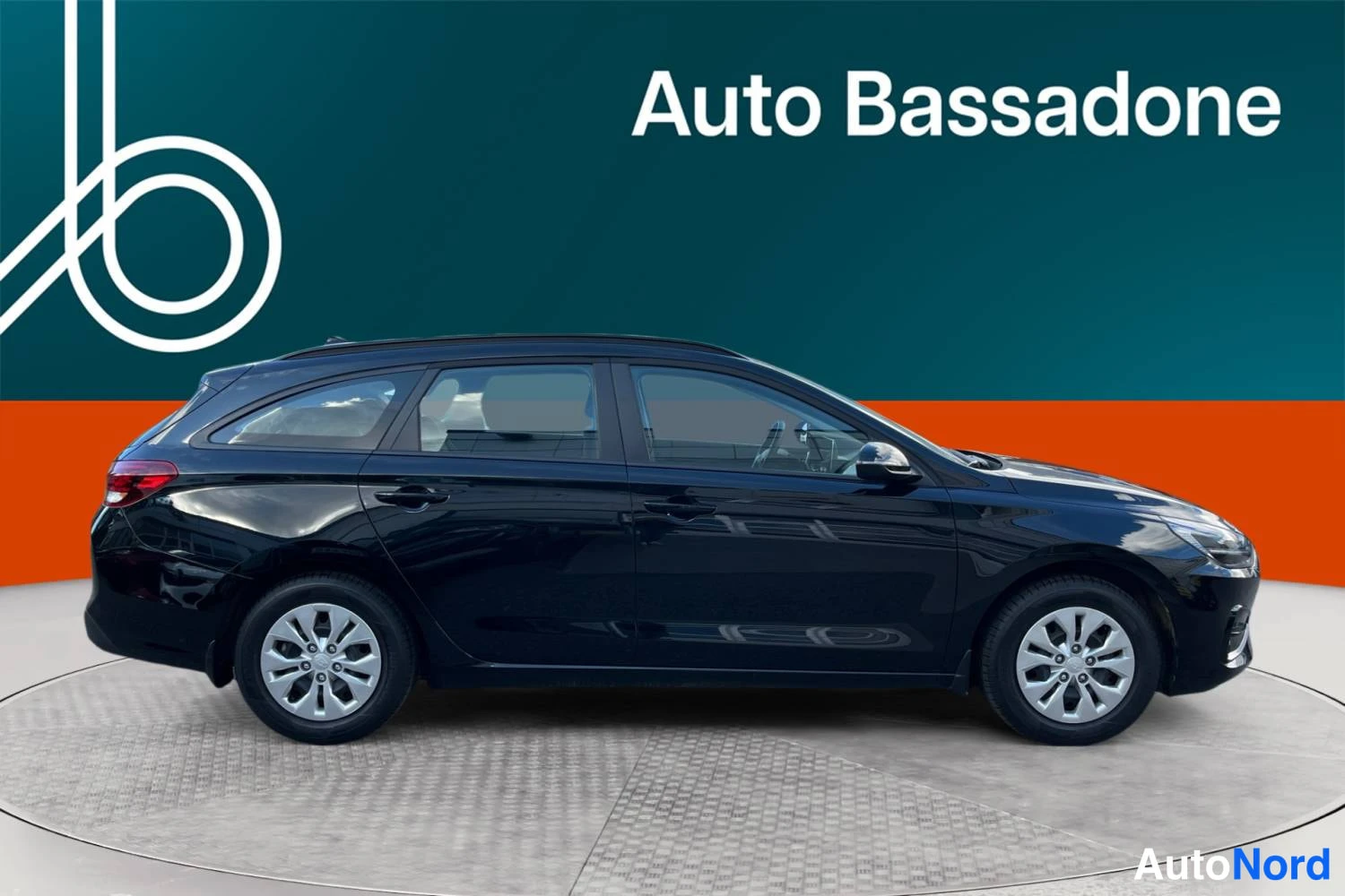 Musta Hyundai I30 2025, etuviisto, keula oikealle, kuva 2