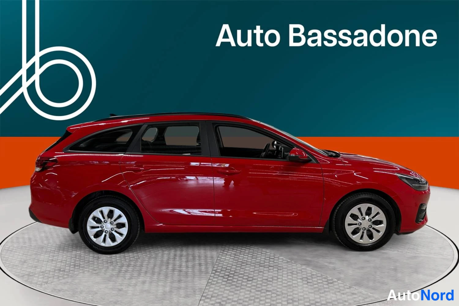 Punainen Hyundai I30 2025, etuviisto, keula oikealle, kuva 3