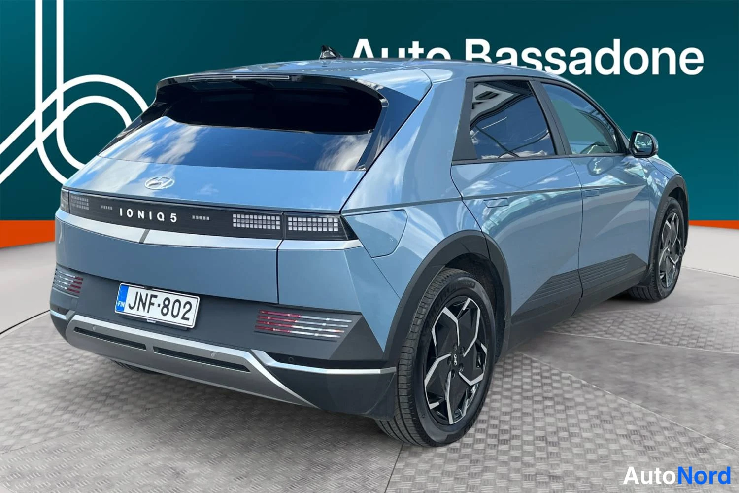 Harmaa Hyundai Ioniq 5 2024, takaviisto, kuva 7